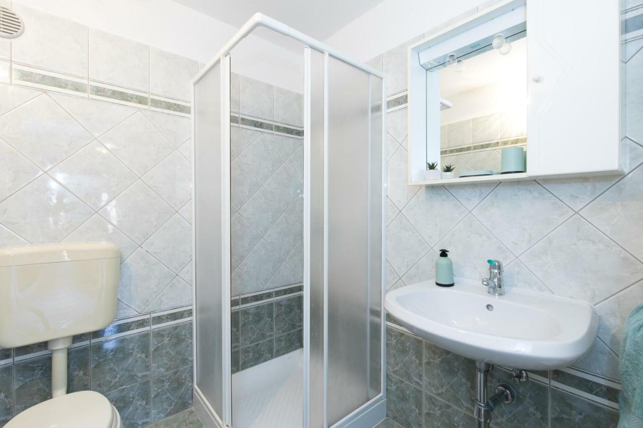 Apartment Adrijana Vrbnik Ngoại thất bức ảnh